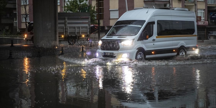 Başkentte Gök Gürültülü Sağanak Etkili Oldu