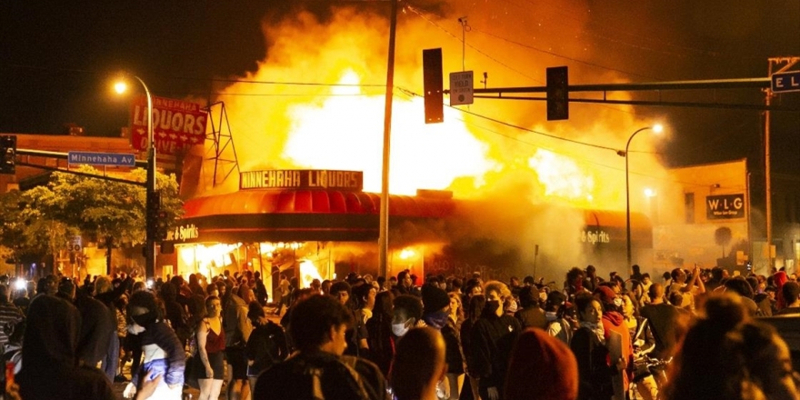 Siyahi Floyd'un Ölümüyle Başlayan Protestolar Sonrası Minneapolis'te Sokağa Çıkma Yasağı Getirildi