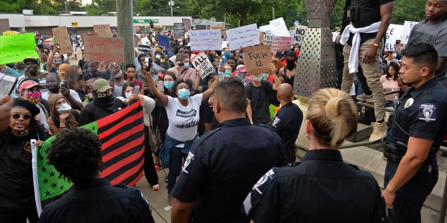 Siyahi Amerikalı Floyd'un Öldürülmesine Yönelik Protestolar 4. Gününde