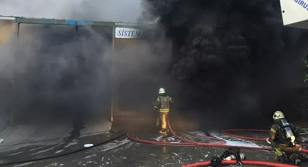 Başakşehir'de bant üretimi yapan fabrikada yangın