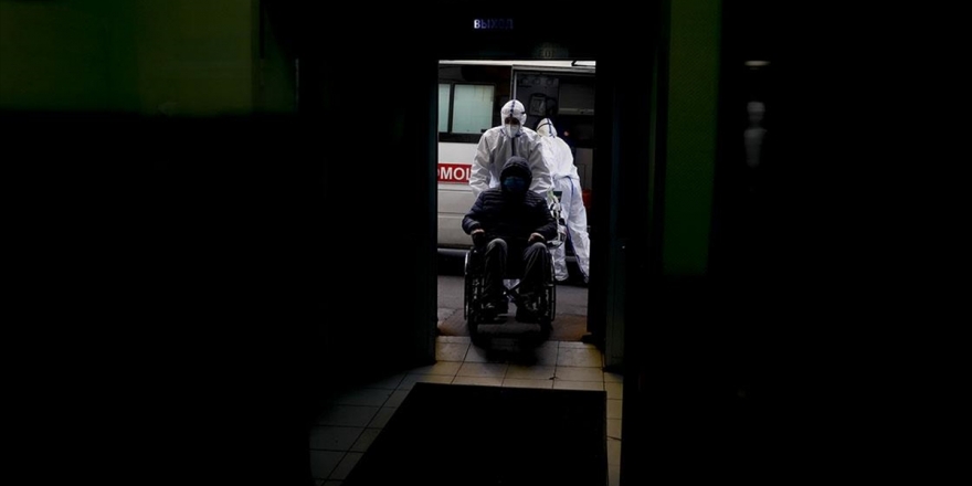 Rusya'da Kovid-19 Vaka Sayısı 661 Bini Geçti
