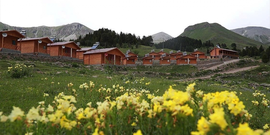 Rüyasını Gerçekleştirdiği Tatil Köyünde Yöre Gençlerine İstihdam Sağlıyor