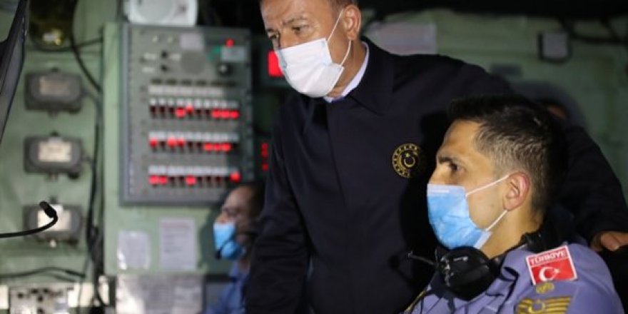 Bakan Akar Libya'da Mehmetçik'le buluştu