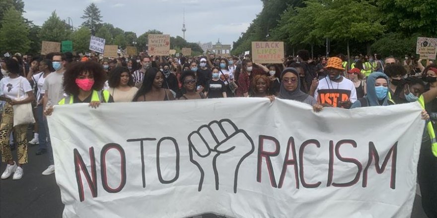 Almanya'da yaklaşık 2 bin kişi ırkçılığı protesto etti