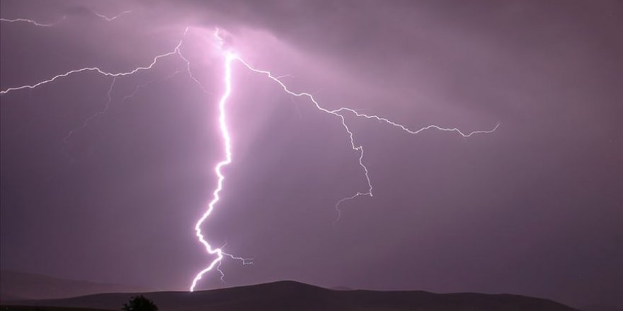 Hindistan'da yıldırım isabet eden 20 kişi öldü