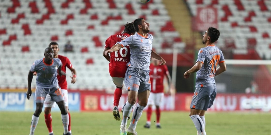 Medipol Başakşehir, Antalyaspor'un 11 Maçlık Yenilmezlik Serisine Son Verdi