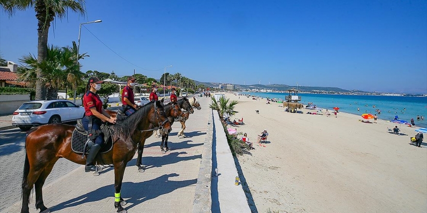 İzmir'in Plajları Atlı Polis Birliklerine Emanet