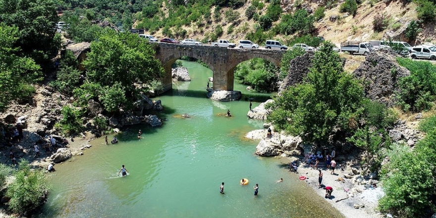 Kavurucu Sıcaktan Bunalanlar Tarihi 'Taşköprü'de Serinliyor