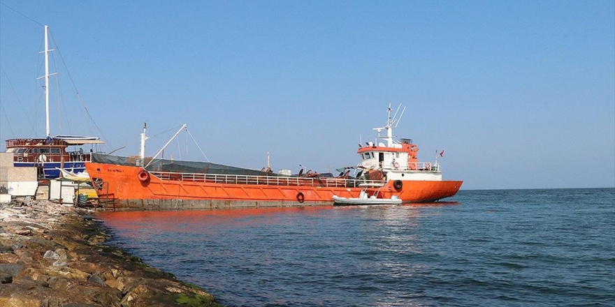 İzmir'de Bir Gemide 276 Sığınmacı Yakalandı