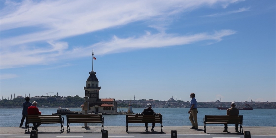Üsküdar Sahili'nde Kabuklu Yemiş Yemek Yasaklandı