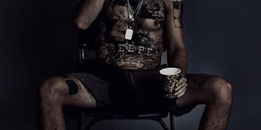 Rolü için tüm gösüne kalıcı dövme yaptırdı