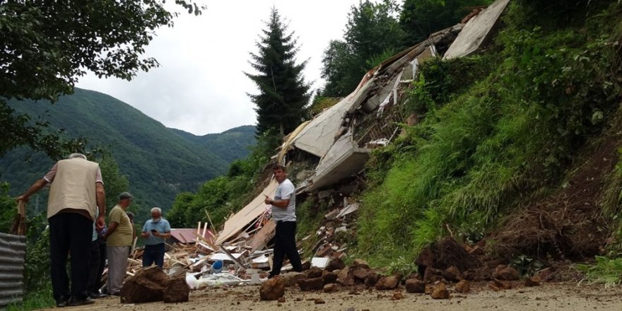 Doğu Karadeniz'de sağanak sel ve heyelana yol açtı: Ev çöktü, yollar kapandı
