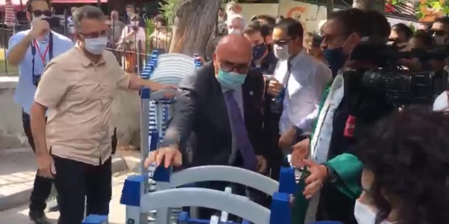 CHP'Lİ TANAL POLİS BARİYERİNİ YIKTI