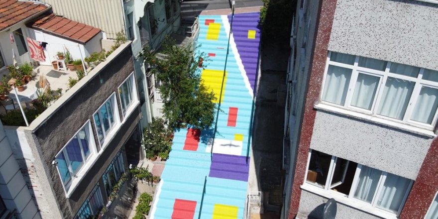 Merdivenler renkleniyor