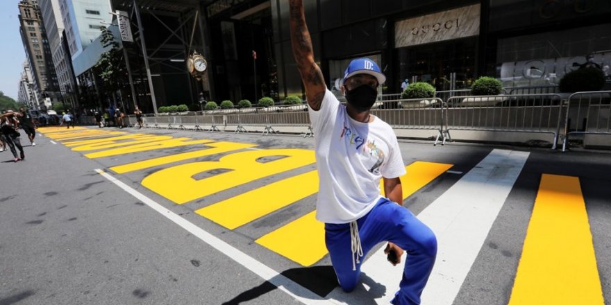 ABD’de Trump Tower’ın karşısına “Black Lives Matter” sloganı yazıldı