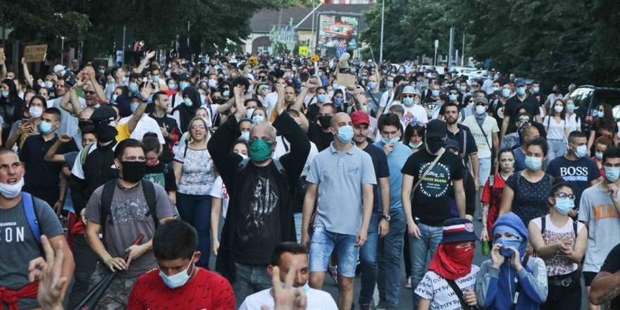 Sırbistan'da Salgın Tedbirlerinin Tetiklediği Protestolar, Olaylı Hükümet Karşıtı Gösterilere Evrildi