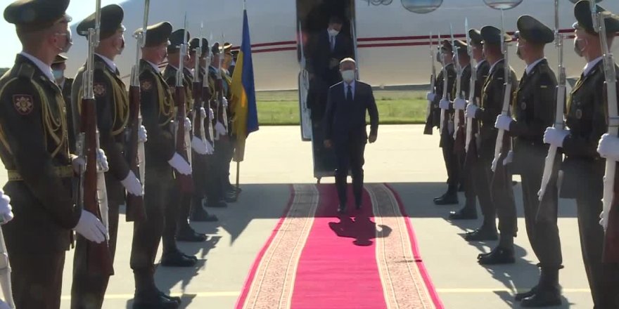 BAKAN AKAR, UKRAYNA’DA ASKERİ TÖRENLE KARŞILANDI