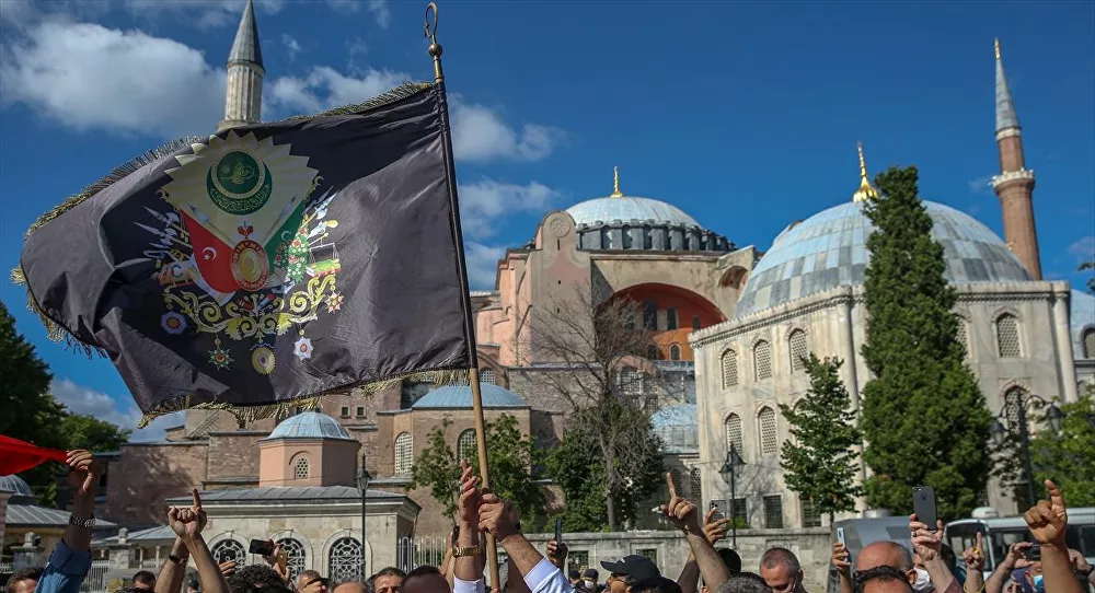 Vatandaşlar Ayasofya'nın önünde toplandı: Selfie çektiler, ezanı videoya aldılar