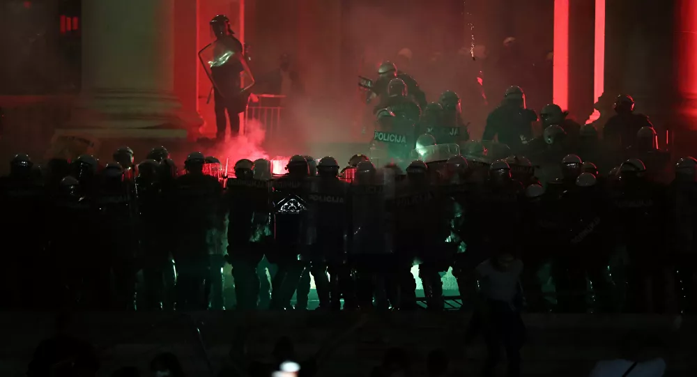 Belgrad'da protestocular parlamento binasını fişek yağmuruna tuttu