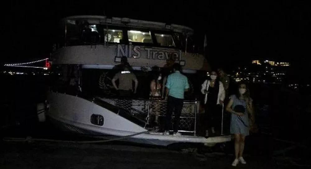 Bebek'te 150 kişilik yat partisine polis baskını