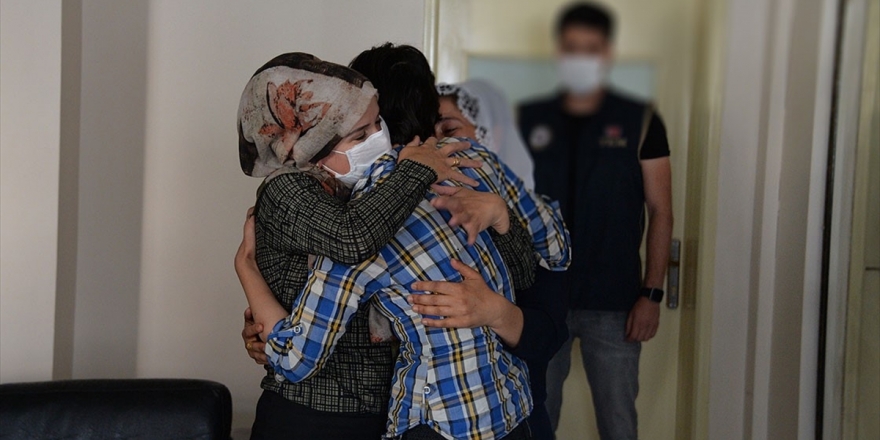 Pkk'lı Kadın Terörist İkna Çalışması Sonucu Suriye Sınırında Teslim Oldu