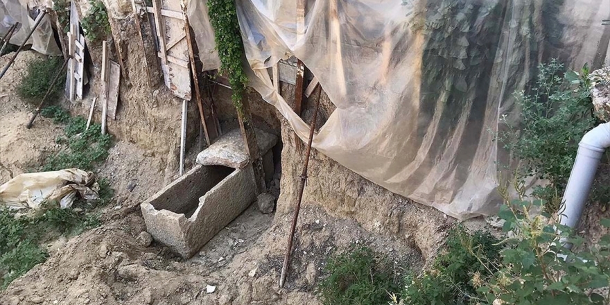 İzmir'de İnşaat Kazısında 2 Bin Yıllık Altın Taç Ve Mezar Kalıntıları Bulundu