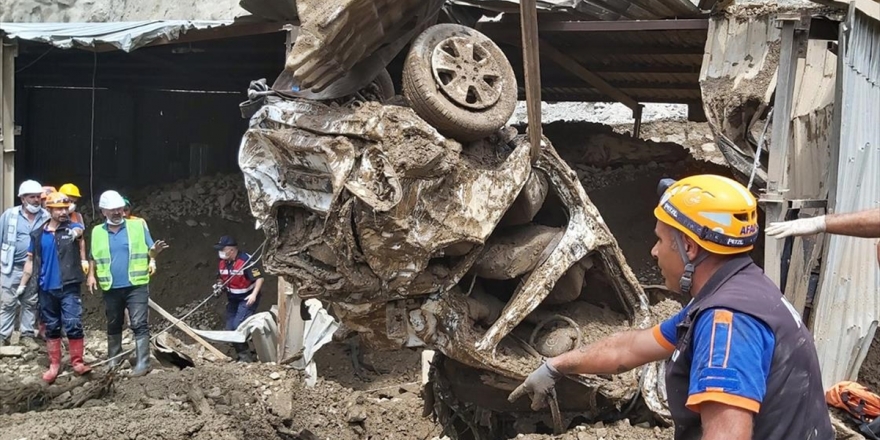 Artvin'deki Selde Kaybolan 3 Kişinin Cansız Bedenine Ulaşıldı