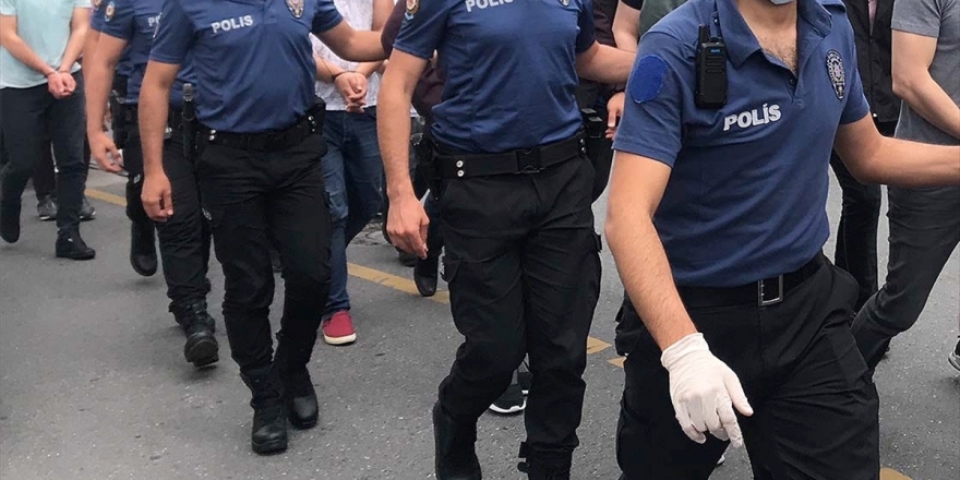 İzmir'de Fetö'nün Hücre Evlerine Düzenlenen Operasyonda 25 Kişi Gözaltına Alındı