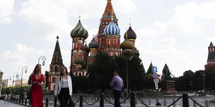 Kovid-19 Vakalarında 4'üncü Sıradaki Rusya Normale Dönmeye Çalışıyor