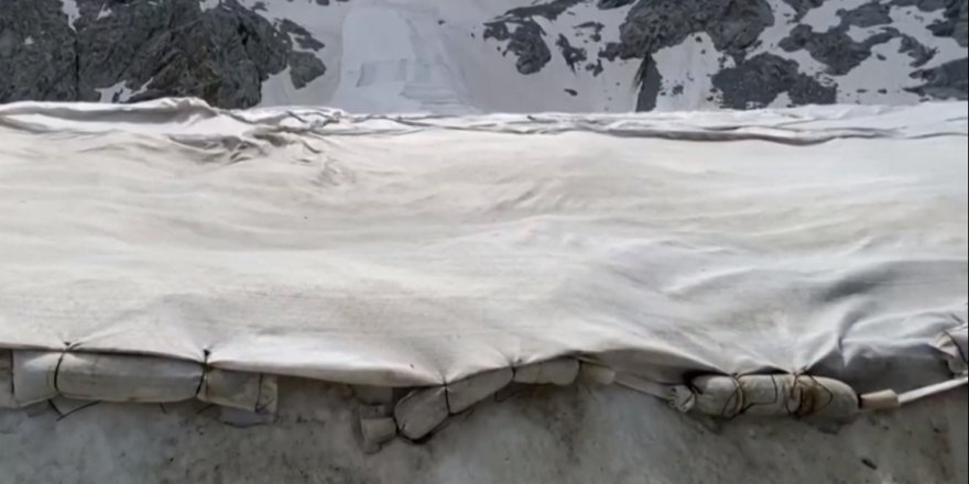 Erimemesi için buzulu örttüler