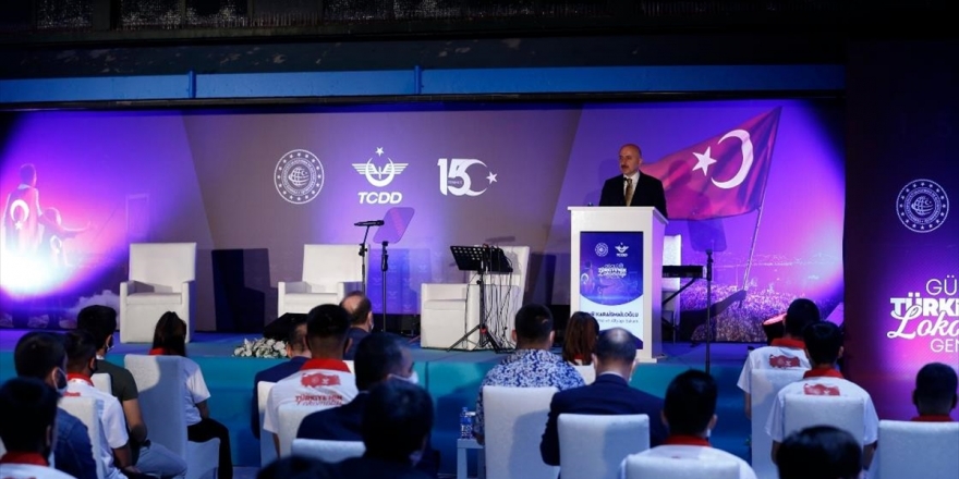 Bakan Karaismailoğlu, Ankara Garı'nda Gençlerle Buluştu