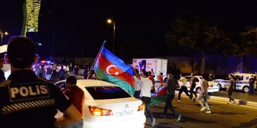 Azerbaycan'da Halk Seferberlik Talebiyle Milli Meclisin Önünde Toplandı