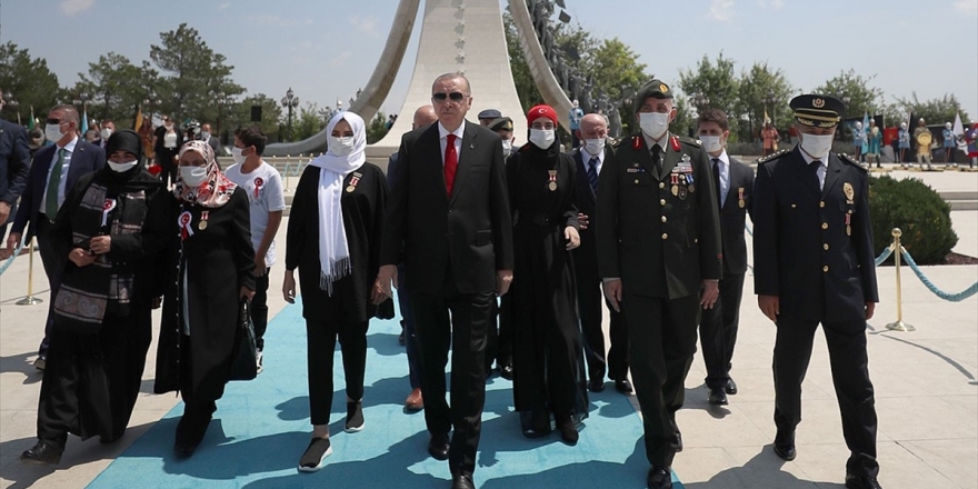 Cumhurbaşkanı Erdoğan 15 Temmuz Şehitler Abidesi'ne Çiçek Bıraktı