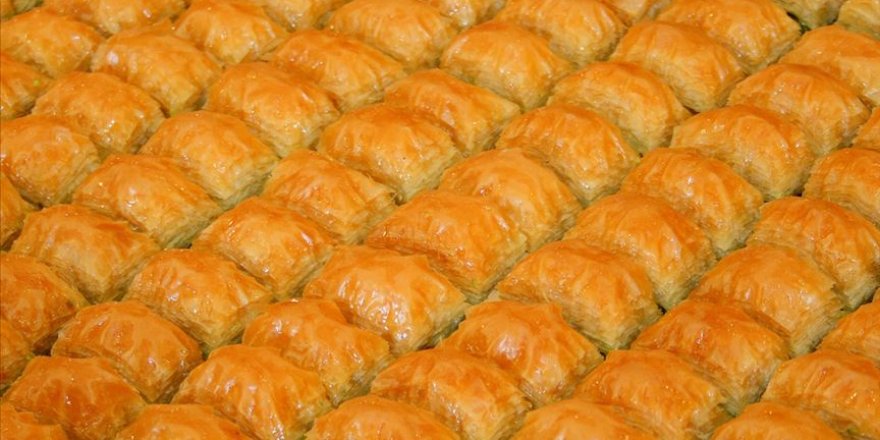 Gaziantep'ten ibadete açılan Ayasofya'daki ilk cuma cemaatine baklava ikramı