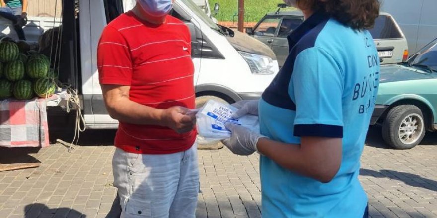 BÜYÜKŞEHİR BELEDİYESİ PAZARYERLERİNDE MASKE VE DEZENFEKTAN DAĞITIMINI SÜRDÜRÜYOR