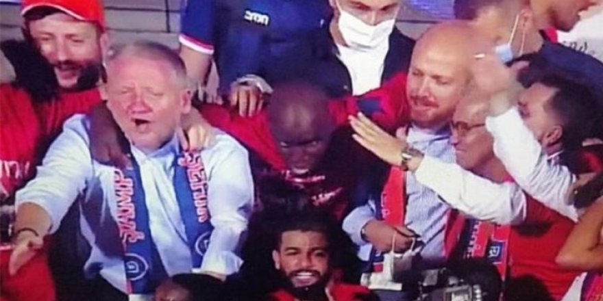 Bilal Erdoğan Başakşehir'in şampiyonluk sevincine ortak oldu