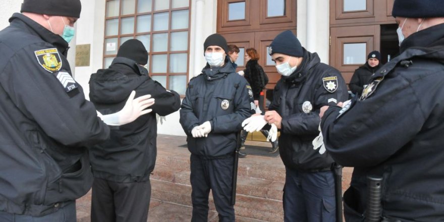 Ukrayna'da Saldırgan Otobüste Yaklaşık 20 Kişiyi Rehin Aldı