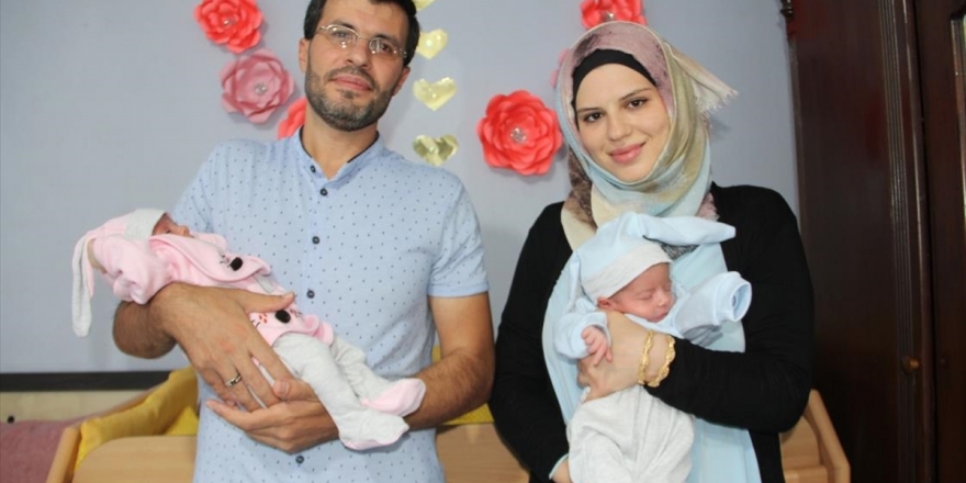 Suriyeli Aile İkiz Kızlarına 'Aya' Ve 'Sofya' Adını Verdi