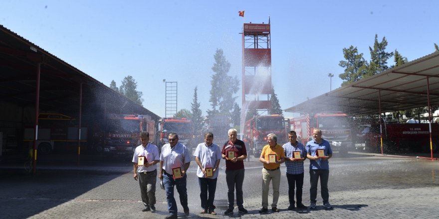 Son Müdahale Onlara Yapıldı; Büyükşehir İtfaiyesi Emekli Olan Arkadaşlarını Islatarak Uğurladı
