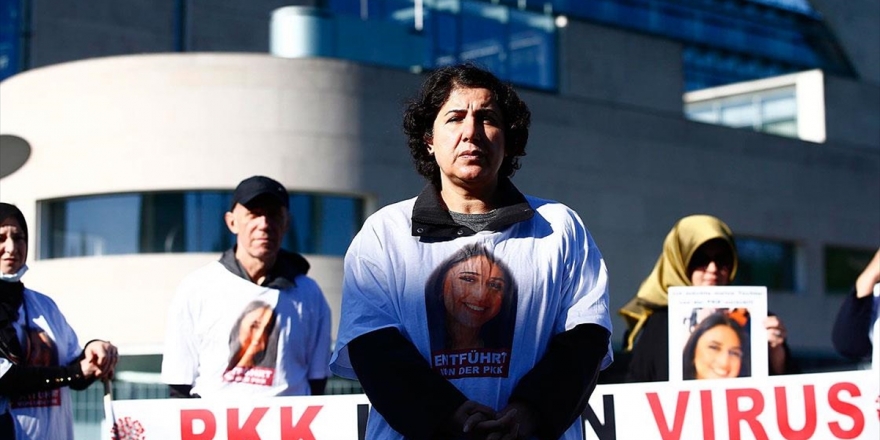 Almanya'da Kızı PKK Tarafından Kaçırılan Anne Başbakanlık Önündeki Eylemini Sürdürdü