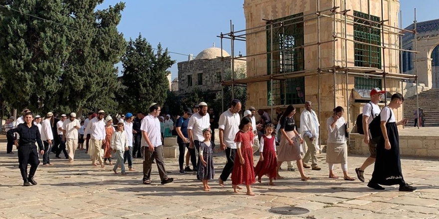 Fanatik Yahudiler Mescid-i Aksa'ya Baskın Düzenledi