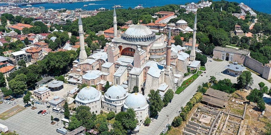 İstanbul Valisi Yerlikaya: Ayasofya Camisi'nde Namaz Kılınacak Alanlara Girişler Yarın Saat 10.00'da Başlayacak