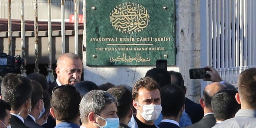 Ayasofya'ya 'Ayasofya-i Kebir Cami-i Şerifi' Tabelası Asıldı