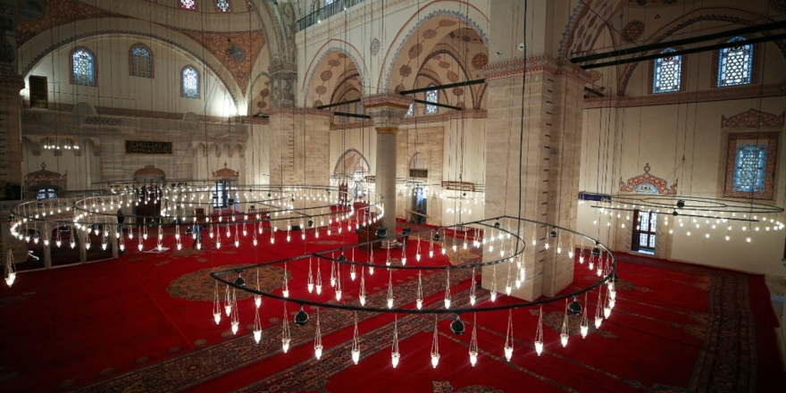 İstanbul'da 21 Cami, Ayasofya Camisi Açılışına Gelenlere Hizmet İçin Sabaha Kadar Açık Olacak