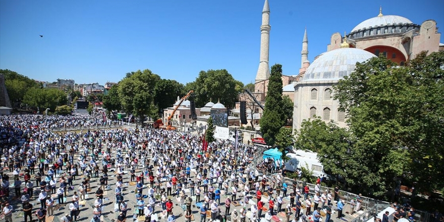 Yunanistan'da Ayasofya-i Kebir Camii'nde Cuma Namazı Kılındığı Sırada Matem Çanları Çaldı