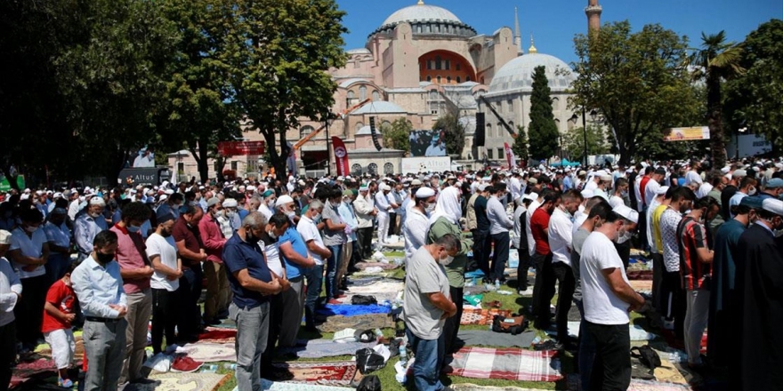 Ayasofya-i Kebir Cami-i Şerifi 86 Yıl Sonra Kılınan Cuma Namazıyla İbadete Açıldı