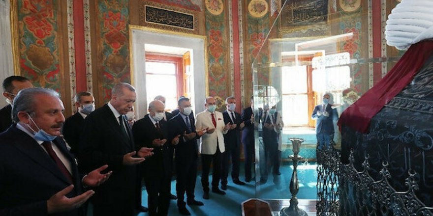 Cumhurbaşkanı Erdoğan Fatih Sultan Mehmet'in türbesini ziyaret etti