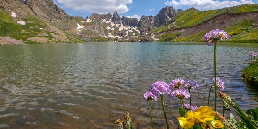 'Yüksekova Alpleri'ndeki Sat Buzul Gölleri Eşsiz Doğasıyla Ziyaretçilerini Ağırlıyor