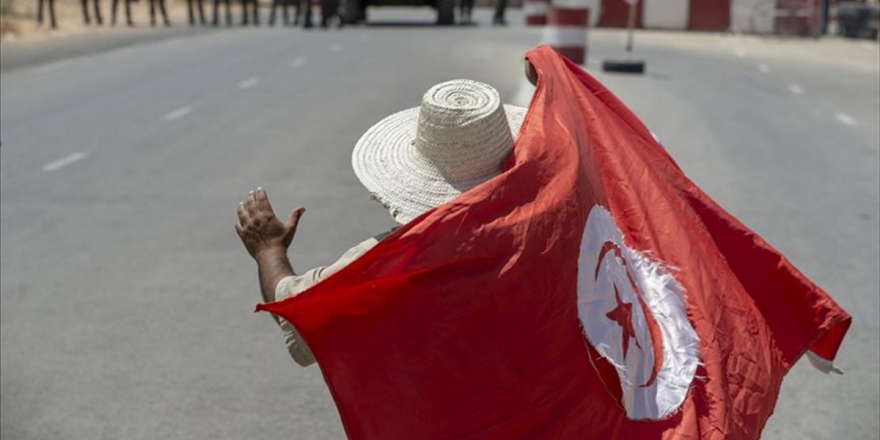Tunus'ta Hükümeti Kurma Görevi İçişleri Bakanı Hişam El-meşişi'ye Verildi