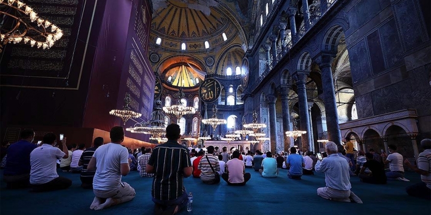 Ayasofya-i Kebir Cami-i Şerifi'nde Ziyaretçi Yoğunluğu Sürüyor